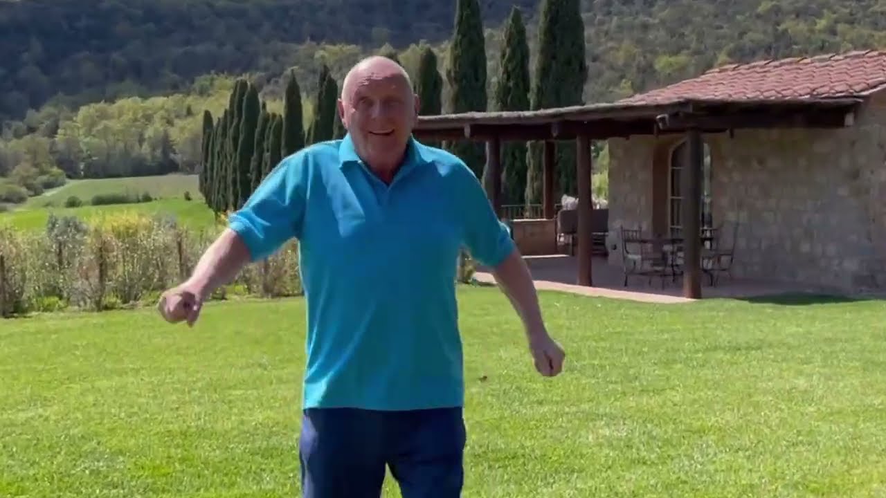 O Anthony Hopkins χορεύει «Mambo italiano» στην Τοσκάνη και αποθεώνεται