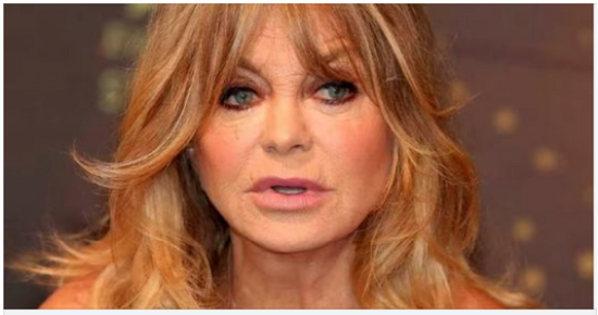 In order to reveal her true appearance, Goldie Hawn takes off her makeup.