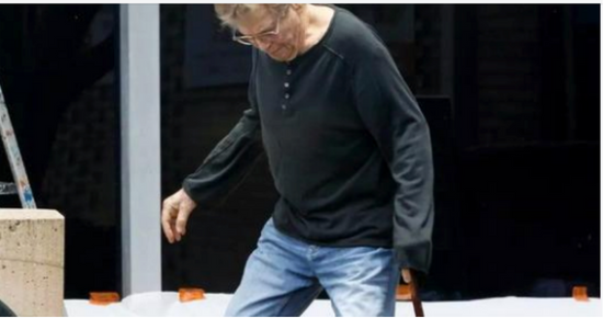 This is what the great actor looks like at 80. He’s walking with difficulty and suffering from two types of cancer 