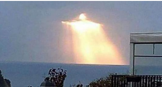 Breathtaking image of ”Jesus” appears in the sky as the sun bursts through clouds over Italy