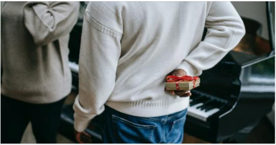Husband Pays over $5k for Friends’ & Co-workers’ Christmas Presents, Wife Gets ‘Shocked’ When She Sees Price of Her Gift 