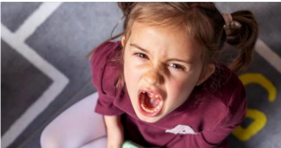 Spoiled daughter refuses to help her exhausted single mom, soon learns a cautionary lesson