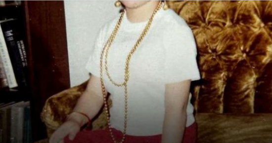 This Girl Who Grew Up ‘Dirt Poor’ & Whose Mom Was ‘Determined to Die’ Is a Country Music Hall of Famer