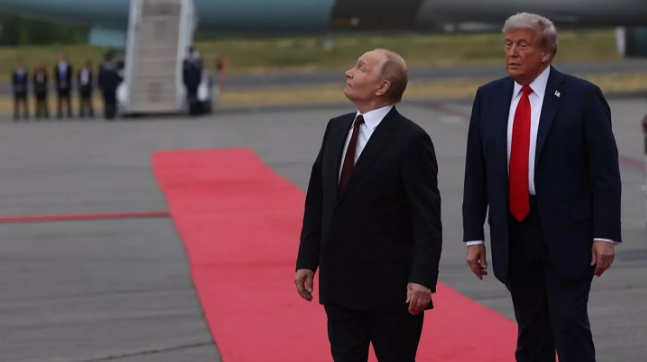 A Body Language Expert’s Insight into Putin’s Reaction During Bomber Flyover with Trump